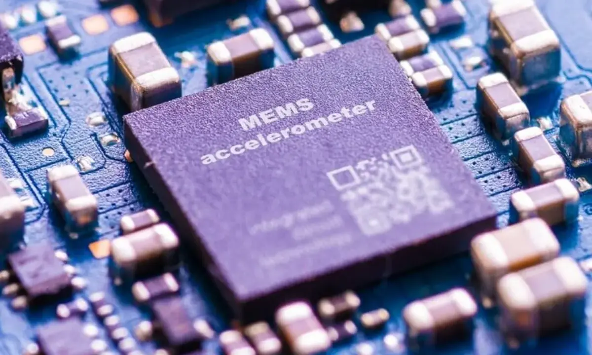 Mikroczip MEMS akcelerometr, kluczowy element w wykrywaniu ruchu i wibracji. To właśnie on odpowiada za to, co to jest akcelerometr i jak działa.