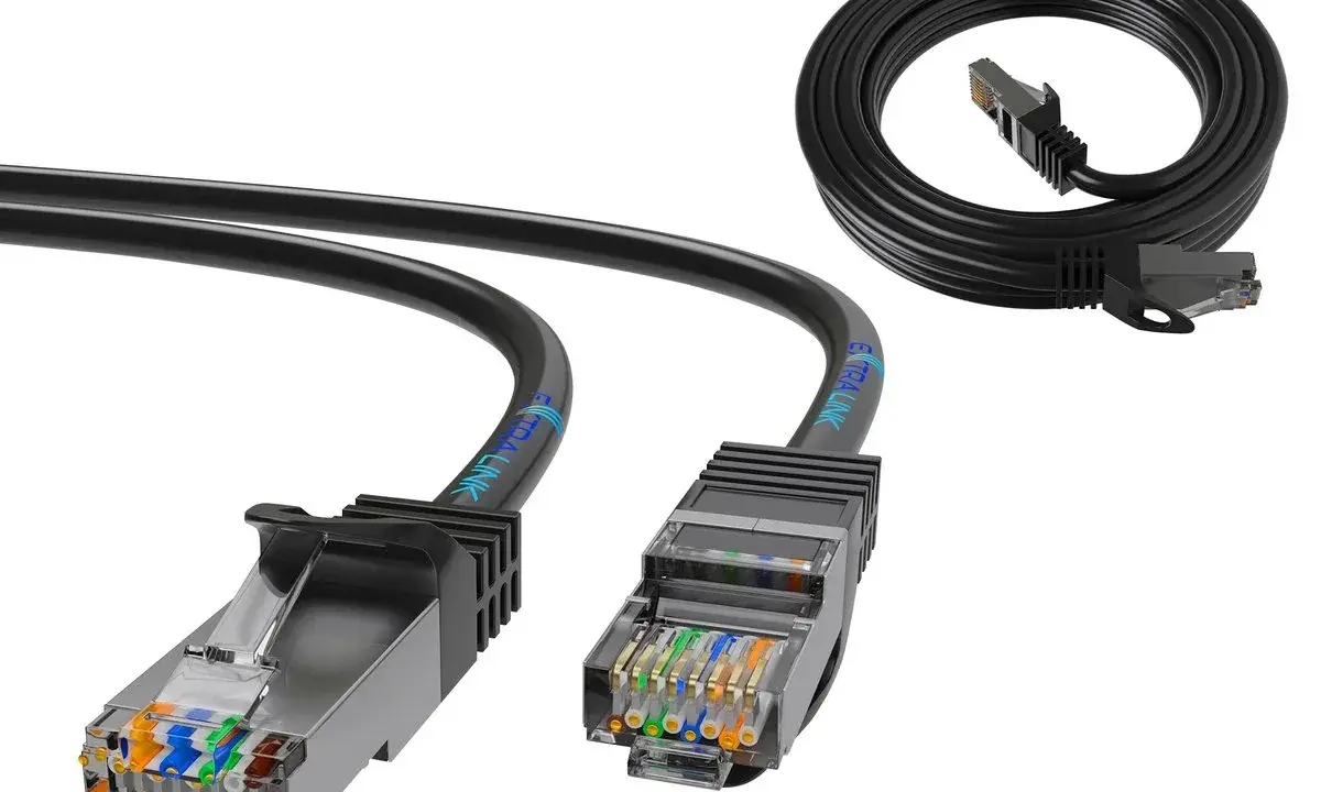 Dwa czarne kable sieciowe Ethernet z wtyczkami RJ45, jeden zwinięty w kółko, drugi rozwinięty. Jaki kabel internetowy wybrać?