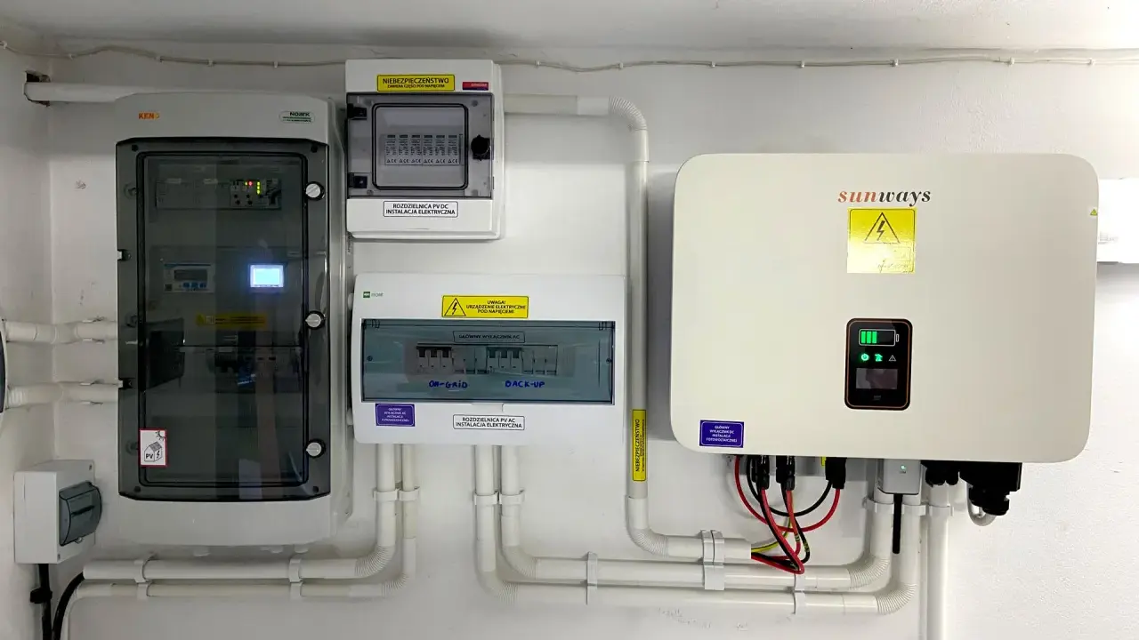 System fotowoltaiczny z falownikiem Sunways i rozdzielnicami, gotowy do magazynowania energii.