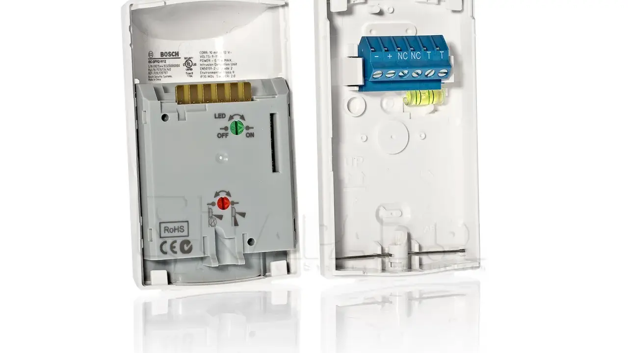 Wnętrze czujnika Bosch ISC-BPR2-W12 z widocznymi złączami do podłączenia i przełącznikiem LED.