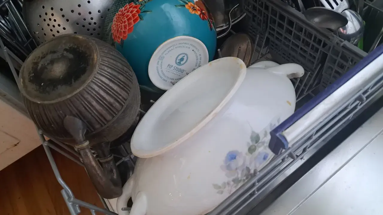 W zmywarce: metalowy dzbanek, ozdobna misa Pip Studio i porcelanowa waza. Pamiętaj, czego nie myć w zmywarce, by uniknąć uszkodzeń.