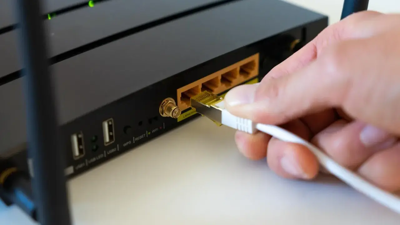 Podłączanie kabla LAN do routera to pierwszy krok, by dowiedzieć się, jak skonfigurować router.