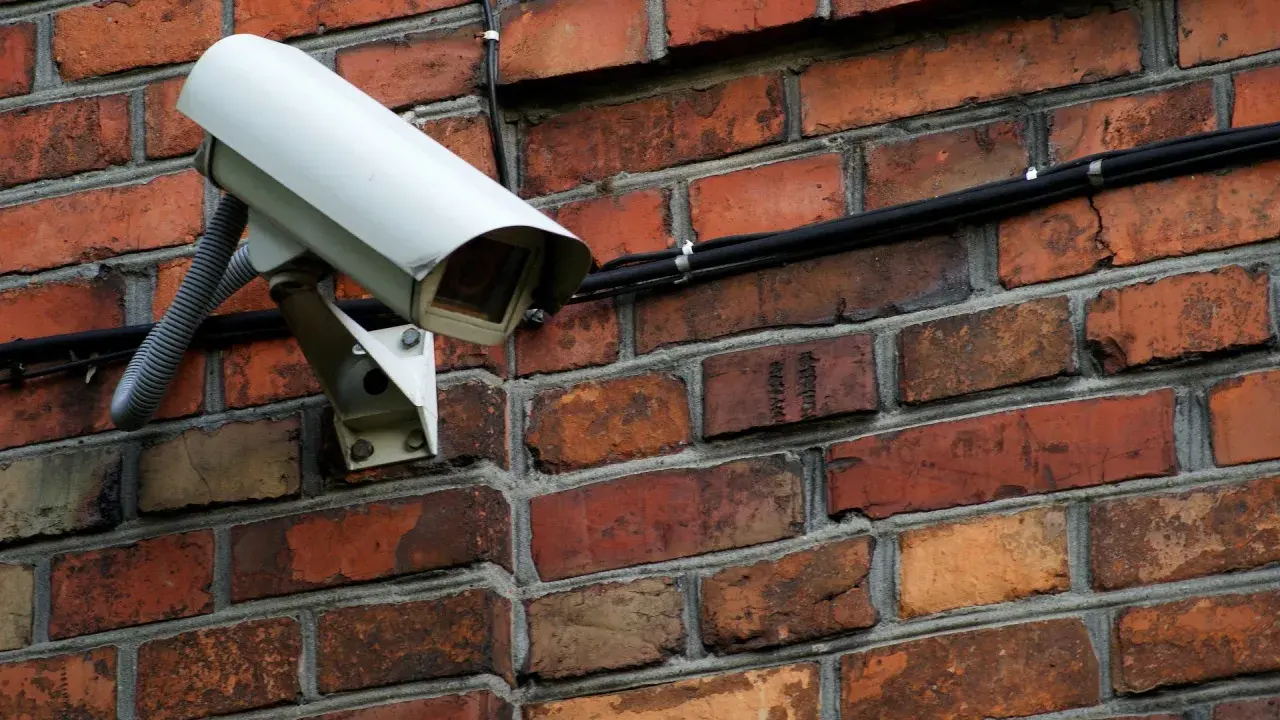 Kamera monitoringu na ceglanej ścianie. Czy do kamer potrzebny jest internet? Ta kamera jest podłączona kablem, więc niekoniecznie.