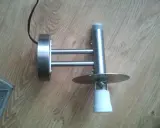 Metalowa lampa z czujnikiem ruchu, która zapala się i gaśnie, zamontowana na drewnianej podłodze.