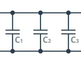 Schemat połączenie równoległe trzech kondensatorów C1, C2, C3.