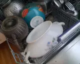 W zmywarce: metalowy dzbanek, ozdobna misa Pip Studio i porcelanowa waza. Pamiętaj, czego nie myć w zmywarce, by uniknąć uszkodzeń.