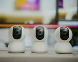 Trzy białe kamery monitoringu ustawione obok siebie. Dowiedz się, jak ustawić kamery monitoringu, by zapewnić bezpieczeństwo.