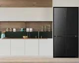 Nowoczesna kuchnia z czarną lodówką Hisense. Dowiedz się, jak ustawić temperaturę w lodówce Hisense, by zachować świeżość produktów.