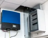 Montaż falownika i skrzynki z bezpiecznikami na ścianie. Instalacja elektryczna gotowa do pracy.