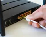 Podłączanie kabla LAN do routera to pierwszy krok, by dowiedzieć się, jak skonfigurować router.