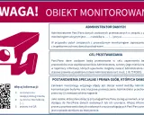 Tablica informacyjna o monitoringu wizyjnym w wspólnocie mieszkaniowej. Przepisy dotyczące ochrony danych. Kamera i kod QR.