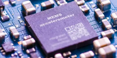 Mikroczip MEMS akcelerometr, kluczowy element w wykrywaniu ruchu i wibracji. To właśnie on odpowiada za to, co to jest akcelerometr i jak działa.