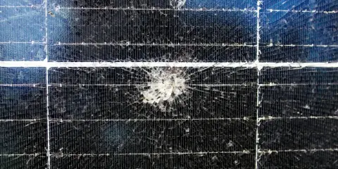 Uszkodzony panel fotowoltaiczny z pęknięciem przypominającym pajęczynę. Warto wiedzieć, jak wykryć uszkodzony panel fotowoltaiczny, by zapewnić jego sprawność.