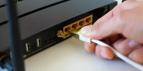 Podłączanie kabla LAN do routera to pierwszy krok, by dowiedzieć się, jak skonfigurować router.
