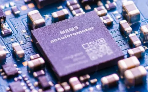 Mikroczip MEMS akcelerometr, kluczowy element w wykrywaniu ruchu i wibracji. To właśnie on odpowiada za to, co to jest akcelerometr i jak działa.