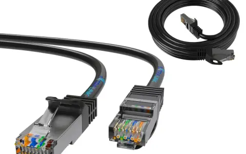 Dwa czarne kable sieciowe Ethernet z wtyczkami RJ45, jeden zwinięty w kółko, drugi rozwinięty. Jaki kabel internetowy wybrać?