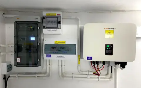 System fotowoltaiczny z falownikiem Sunways i rozdzielnicami, gotowy do magazynowania energii.