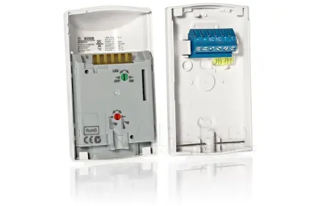 Wnętrze czujnika Bosch ISC-BPR2-W12 z widocznymi złączami do podłączenia i przełącznikiem LED.