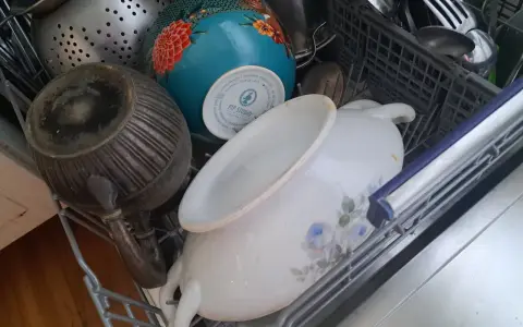 W zmywarce: metalowy dzbanek, ozdobna misa Pip Studio i porcelanowa waza. Pamiętaj, czego nie myć w zmywarce, by uniknąć uszkodzeń.