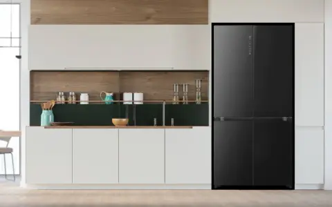 Nowoczesna kuchnia z czarną lodówką Hisense. Dowiedz się, jak ustawić temperaturę w lodówce Hisense, by zachować świeżość produktów.