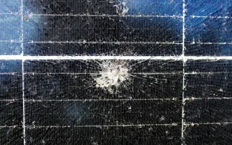 Uszkodzony panel fotowoltaiczny z pęknięciem przypominającym pajęczynę. Warto wiedzieć, jak wykryć uszkodzony panel fotowoltaiczny, by zapewnić jego sprawność.