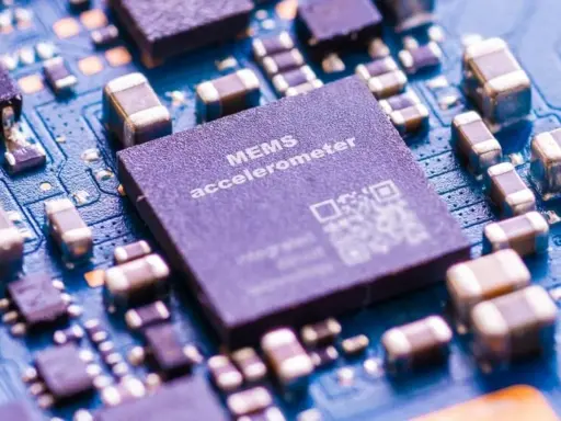 Mikroczip MEMS akcelerometr, kluczowy element w wykrywaniu ruchu i wibracji. To właśnie on odpowiada za to, co to jest akcelerometr i jak działa.