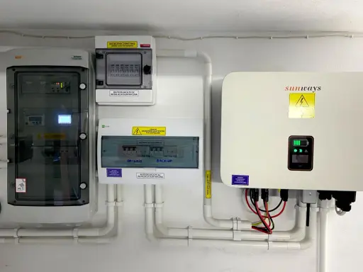 System fotowoltaiczny z falownikiem Sunways i rozdzielnicami, gotowy do magazynowania energii.