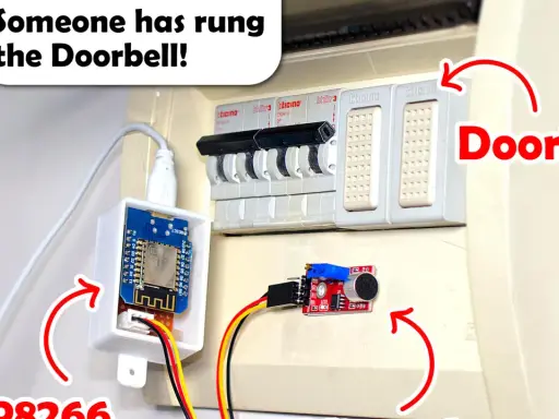 Jak podłączyć dzwonek: moduł ESP8266 i mikrofon przy skrzynce z bezpiecznikami.