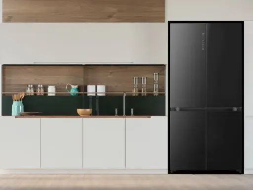 Nowoczesna kuchnia z czarną lodówką Hisense. Dowiedz się, jak ustawić temperaturę w lodówce Hisense, by zachować świeżość produktów.