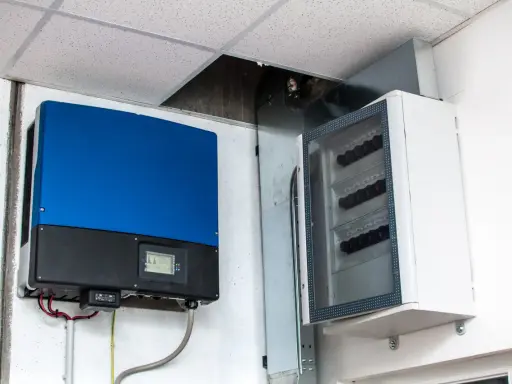 Montaż falownika i skrzynki z bezpiecznikami na ścianie. Instalacja elektryczna gotowa do pracy.