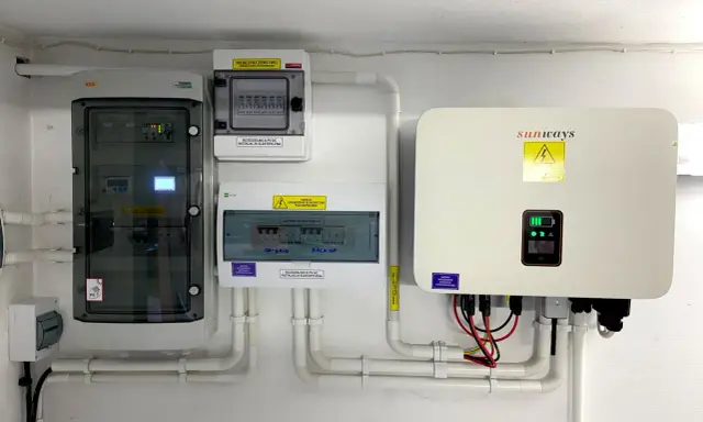 System fotowoltaiczny z falownikiem Sunways i rozdzielnicami, gotowy do magazynowania energii.