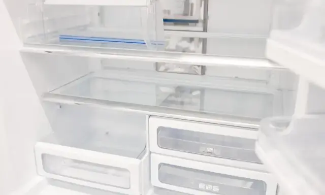 Puste półki i szuflady lodówki No Frost. Zastanawiasz się, ile trwa rozmrażanie lodówki no frost? Zazwyczaj nie wymaga ono długiego czekania.