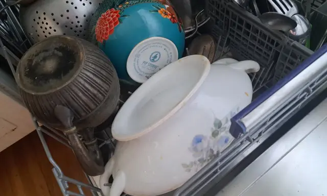 W zmywarce: metalowy dzbanek, ozdobna misa Pip Studio i porcelanowa waza. Pamiętaj, czego nie myć w zmywarce, by uniknąć uszkodzeń.