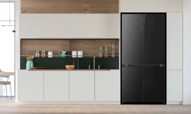 Nowoczesna kuchnia z czarną lodówką Hisense. Dowiedz się, jak ustawić temperaturę w lodówce Hisense, by zachować świeżość produktów.