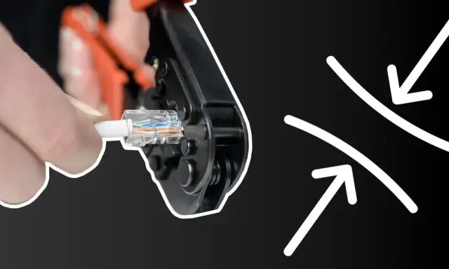 Dłoń zaciska wtyczkę RJ45 za pomocą narzędzia, pokazując, jak zacisnąć rj45.