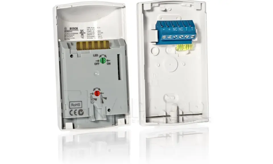 Wnętrze czujnika Bosch ISC-BPR2-W12 z widocznymi złączami do podłączenia i przełącznikiem LED.