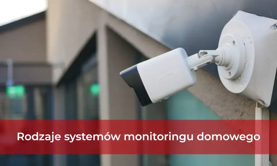 Kamera monitoringu na ścianie budynku. To przykład, co to jest monitoring, który zapewnia bezpieczeństwo.