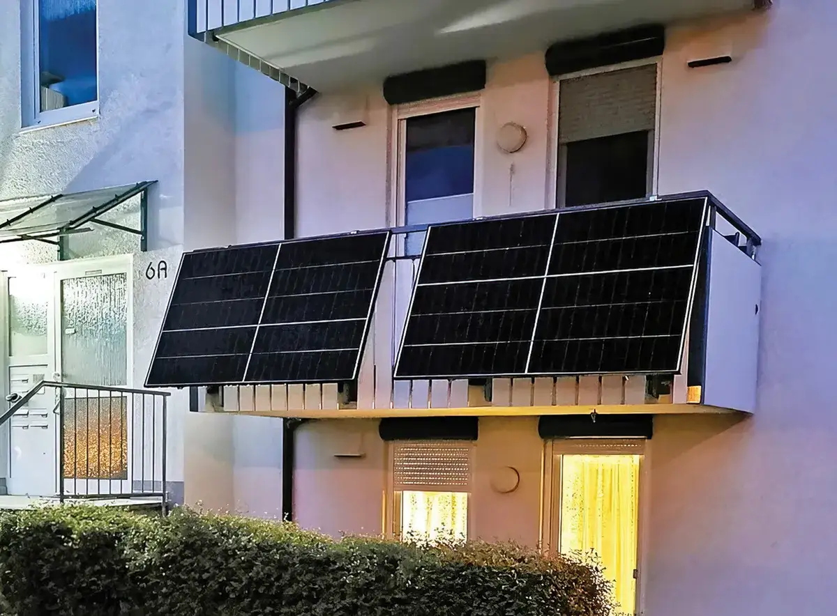 Dwa panele fotowoltaiczne zamontowane na balkonie, przykład balkonowych rodzajów instalacji fotowoltaicznych.