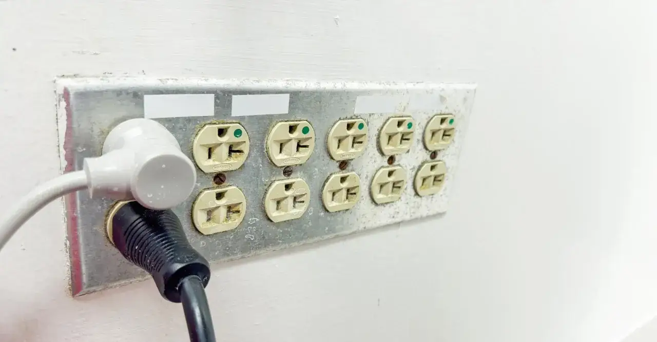 Podłączenie gniazda 4 przewody. Dwa kable podłączone do listwy z ośmioma gniazdkami elektrycznymi.