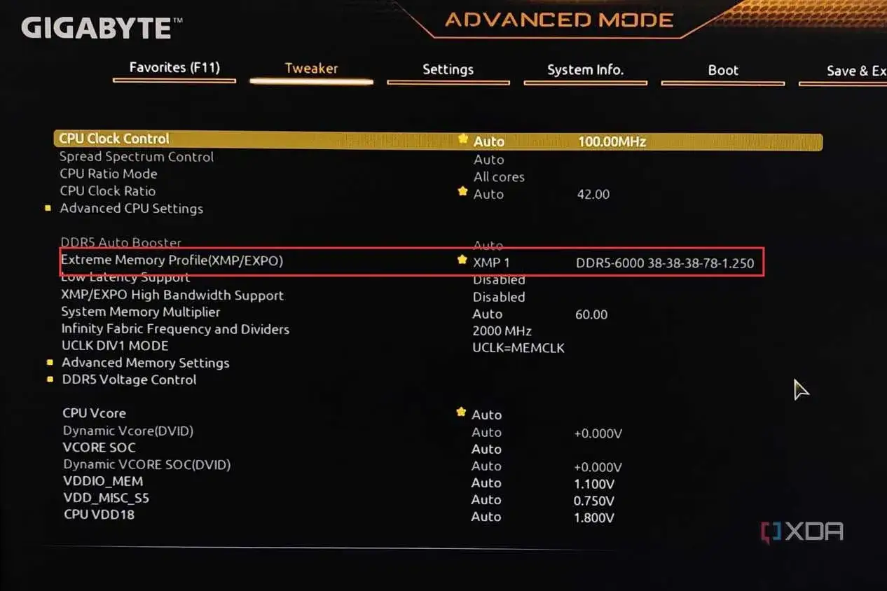Ekran BIOS-u Gigabyte z ustawieniami pamięci DDR5. Widać opcję 