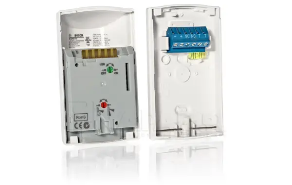 Wnętrze czujnika Bosch ISC-BPR2-W12 z widocznymi złączami do podłączenia i przełącznikiem LED.